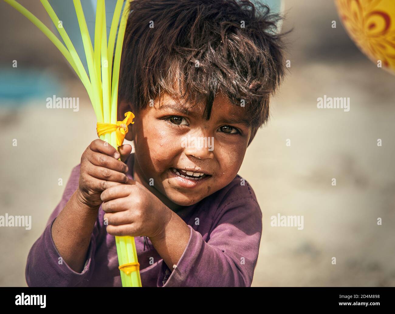 Choglamsar, région du Ladakh, Inde - 19 août 2016 : un petit garçon indien vend les ballons le 19 AOÛT 2016 à Choglamsar, région du Leh, Jammu-et-Cachemire, Banque D'Images