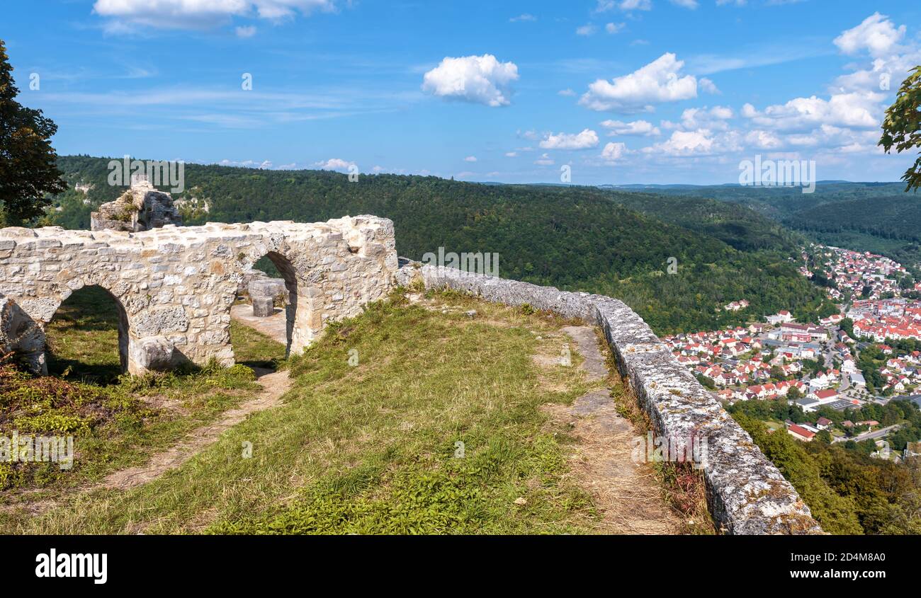 Paysage avec le château de Hohenurach dans la vieille ville de Bad Urach, Allemagne. Les ruines de ce château médiéval sont un point de repère du Bade-Wurtemberg. Allemand abandonné c Banque D'Images