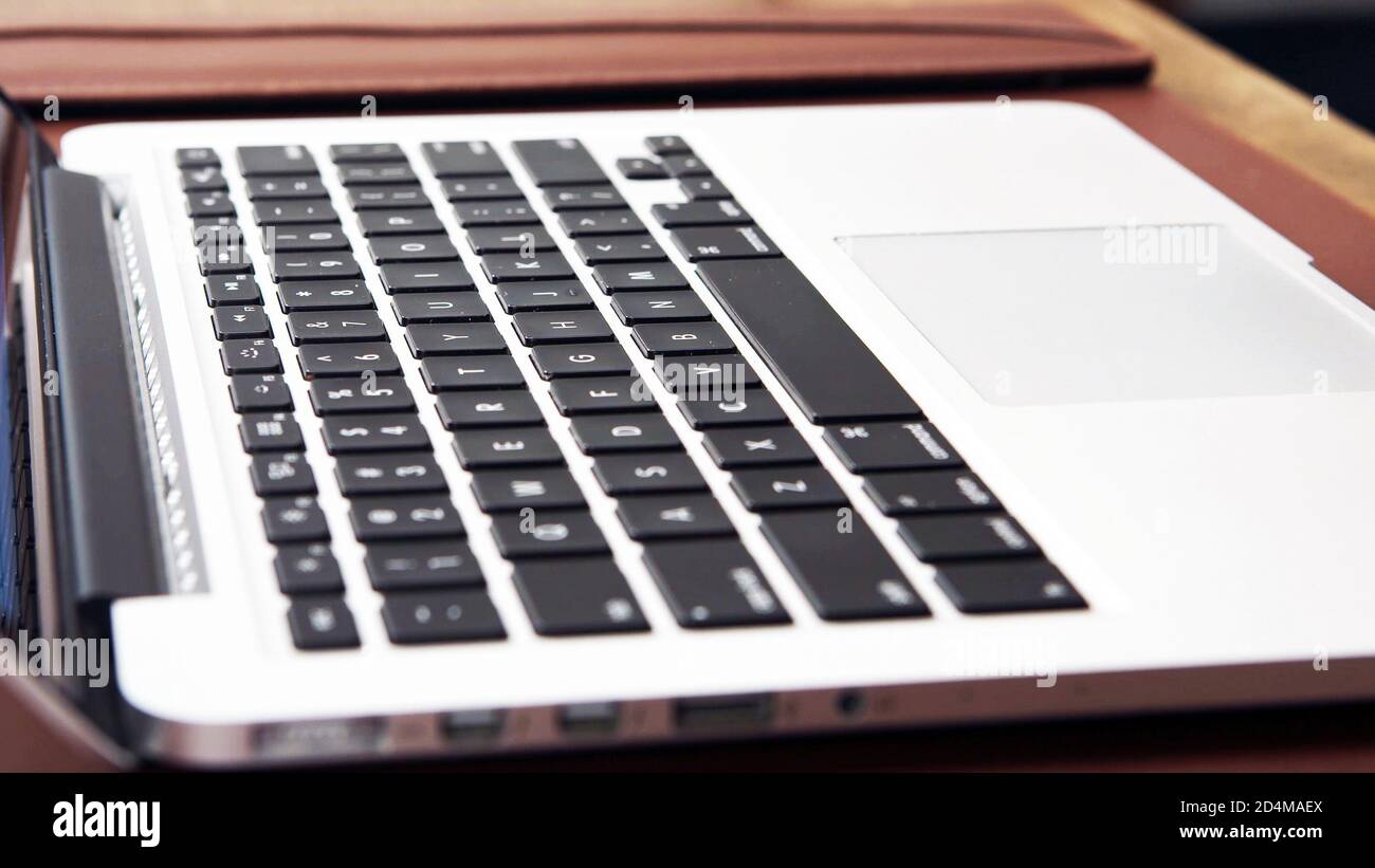 vue rapprochée du clavier de l'ordinateur portable sur le bureau. Banque D'Images