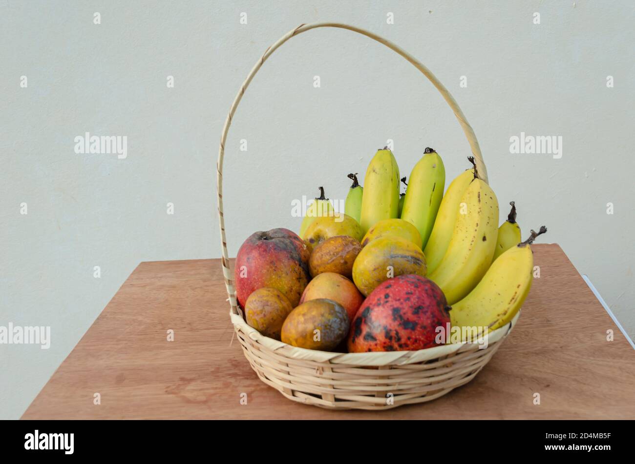 Le panier de fruits avec des bananes Banque D'Images