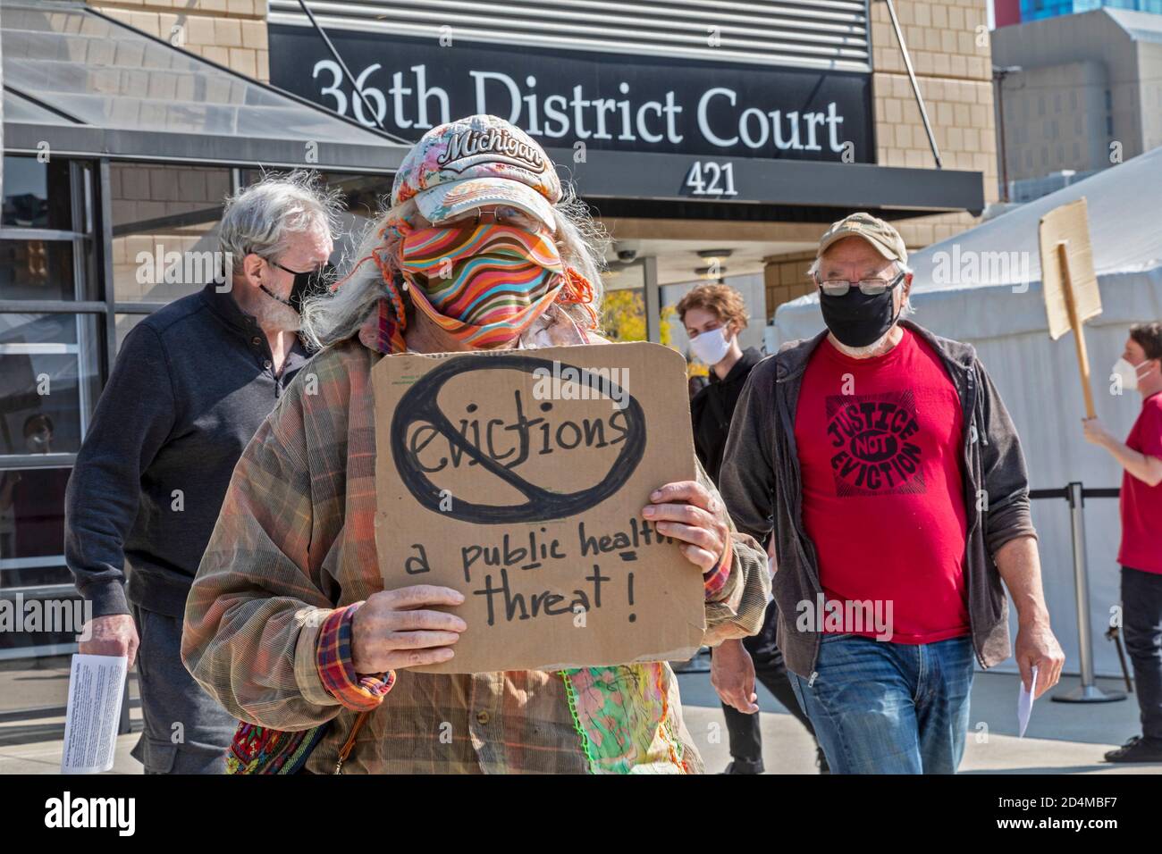 Detroit, Michigan, États-Unis. 9 octobre 2020. Les manifestants demandent au juge en chef du 36e tribunal de district de mettre fin aux procédures d'expulsion. Ils ont dit que personne ne devrait être sorti de chez eux pendant la crise de santé publique du coronavirus. Crédit : Jim West/Alay Live News Banque D'Images