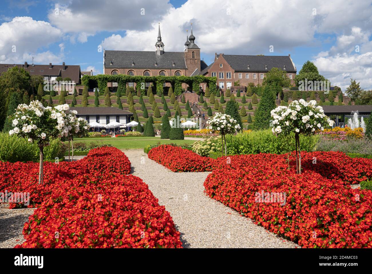 KAMP-LINTFORT, ALLEMAGNE - 22 AOÛT 2020 : image panoramique du monastère de Kamp avec fleurs en fleurs sur ciel nuageux le 22 août 2020 en Allemagne Banque D'Images