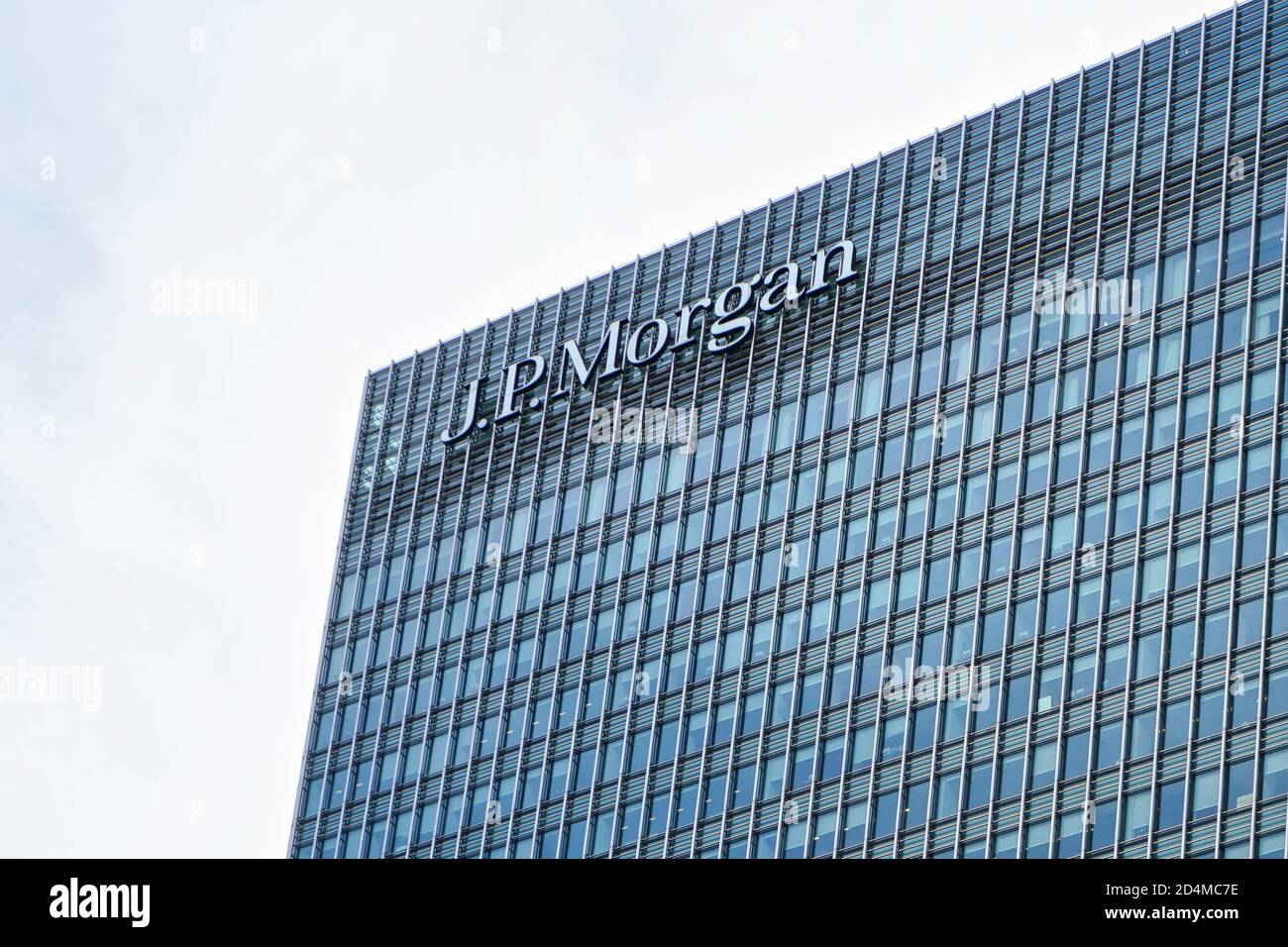 Londres, Royaume-Uni - 03 février 2019 : Sun brille sur la signalisation J P Morgan en haut de leur succursale britannique à Canary Wharf. JPMorgan Chase est multinati Banque D'Images