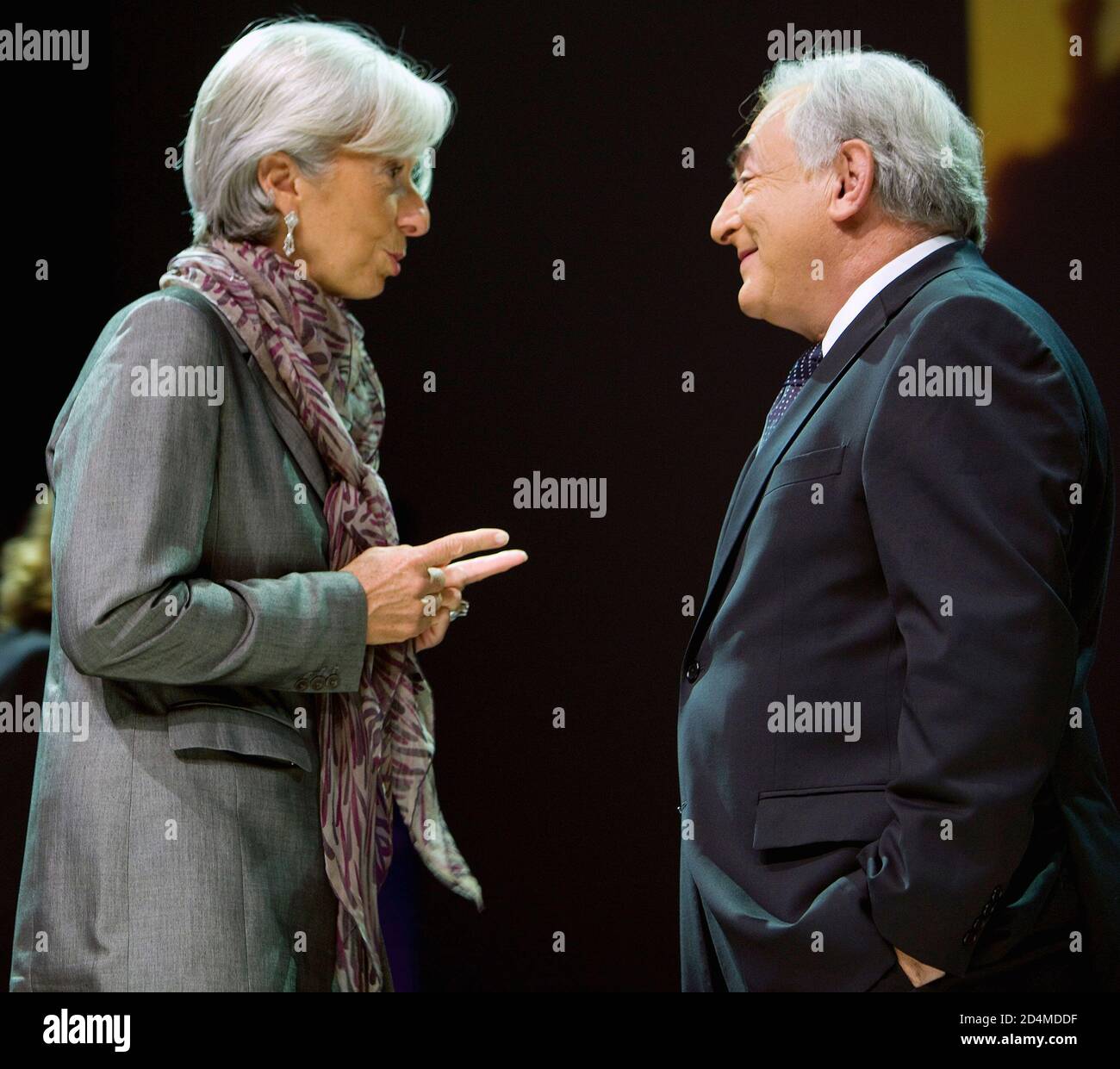 « la ministre française des Finances, Christine Lagarde (L), s'entretient avec le service monétaire international Dominique Strauss-Kahn (R), directeur général du Fonds, avant Nik de la BBC L'organisation d'un « débat spécial mondial » en direct à Istanbul Centre des congrès Banque D'Images