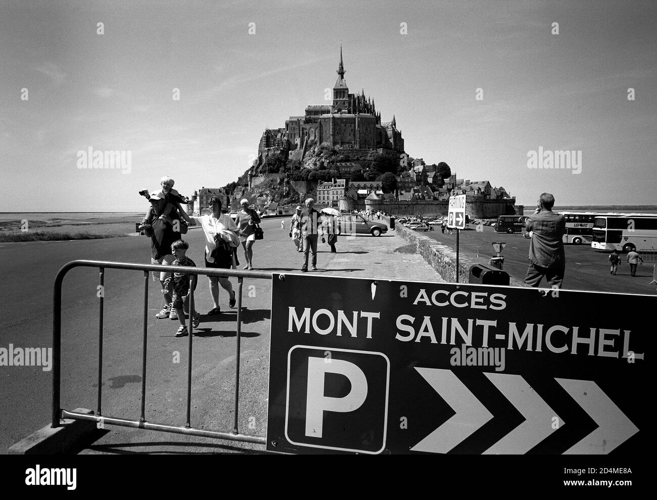 AJAXNETPHOTO. MONT SAINT MICHEL, FRANCE, NORMANDIE. - STATIONNEMENT DE CETTE FAÇON - ABBAYE BÉNÉDICTINE CONSTRUITE SUR UN ÎLOT ROCHEUX DANS LA BAIE DU MONT SAINT-MICHEL AU XIIE ET XIIIE SIÈCLE. PHOTO:JONATHAN EASTLAND/AJAX REF: 546617BW 1 21 Banque D'Images