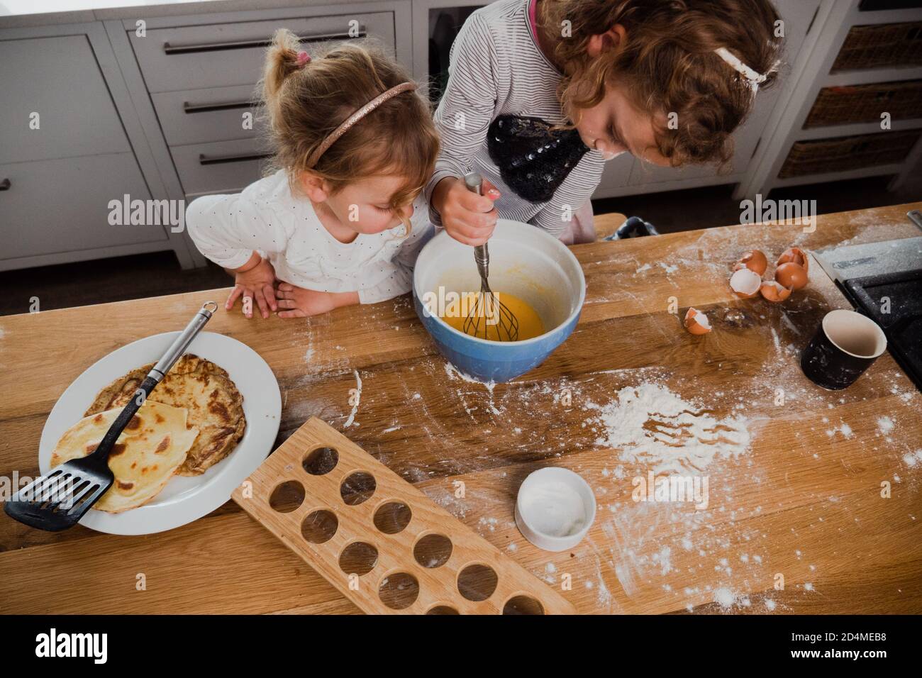 Les sœurs caucasiennes cuisent ensemble dans la cuisine, vue de dessus Banque D'Images