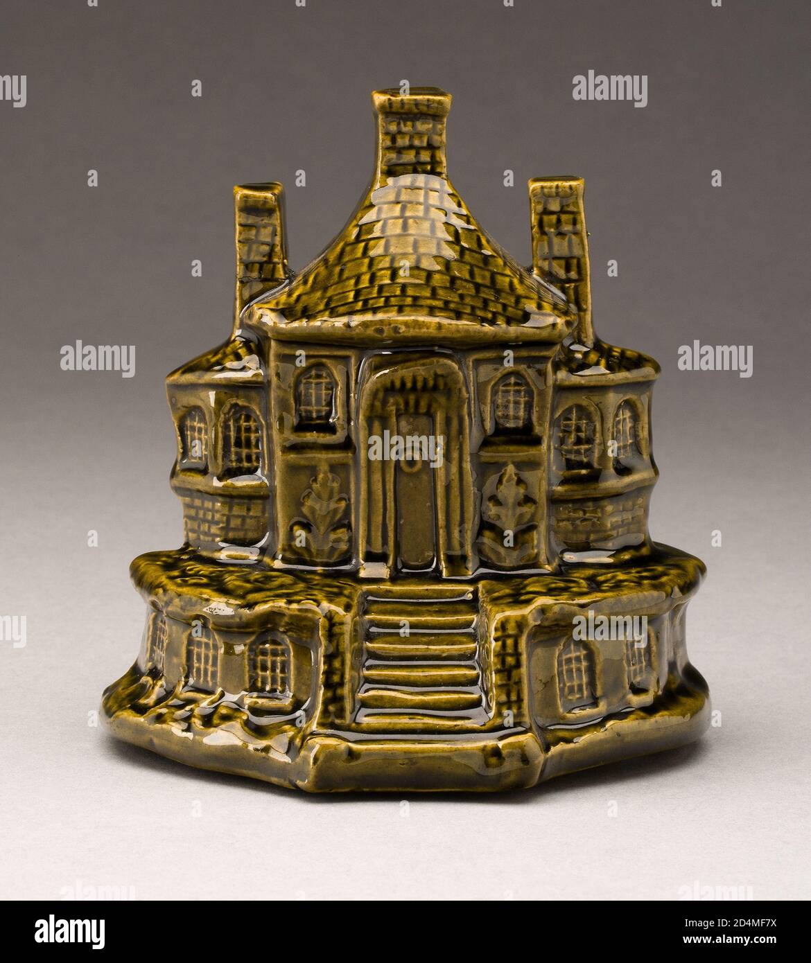 Faïence émaillée avec décoration en émail polychrome Banque D'Images