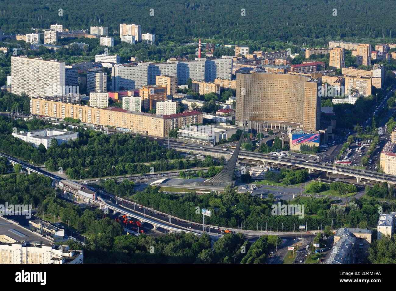 MOSCOU, RUSSIE-3 juin 2018. L'hôtel "Cosmos" et le monument "conquérants de l'espace". La vue depuis la hauteur de la tour de télévision d'Ostankino. Banque D'Images