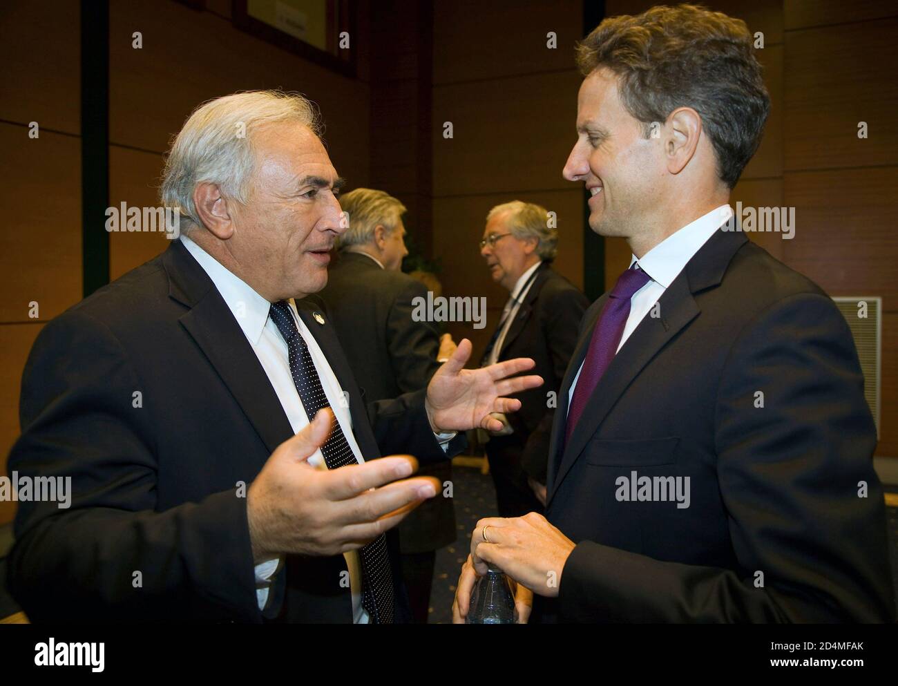 Dominique Strauss-Kahn, directeur général du FMI, s’entretient avec le secrétaire américain au Trésor Tim Geithner (R) avant le début de la réunion du G-7 au Centre des congrès d’Istanbul. 3 octobre 2009 Banque D'Images