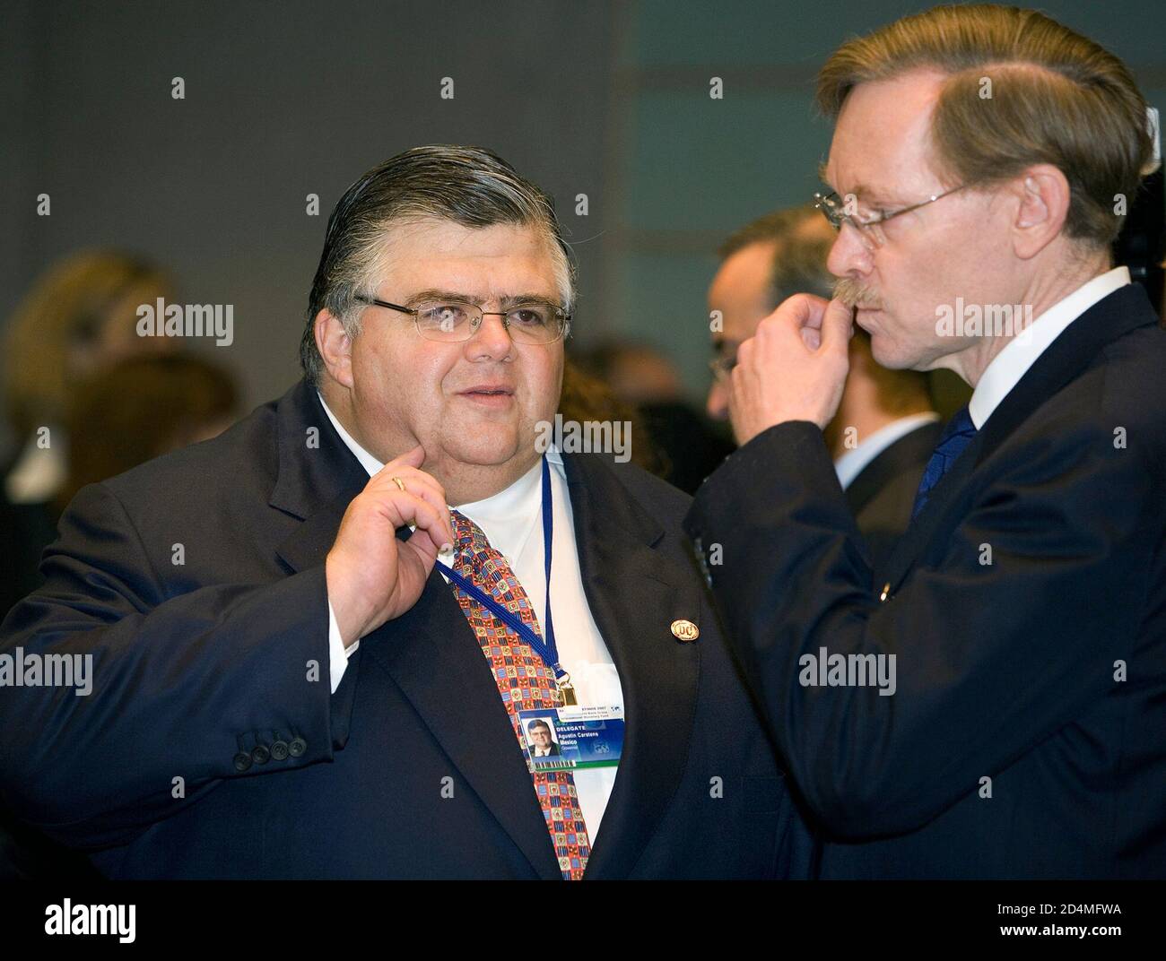 Le président de la Banque mondiale Robert Zoellick (à droite) s’entretient avec le président du Comité du développement AgustÃ­n Carstens (à gauche) avant le début de la réunion du Comité du développement à la Banque mondiale lors des réunions annuelles du FMI et de la Banque mondiale à Washington DC.Español: El presidente del Banco Mundial Robert Zoellick (derecha) platica con el presidente del Comité para el Desarrollo del Fondo Monetario Internacional AgustÃ­n Carstens antes del comienzo de la junta del comità durante la reuniÃ³n anual Banco Mundial-Fondo Monetario Internacional en las oficinas del Banco de la celedacional D. Banque D'Images