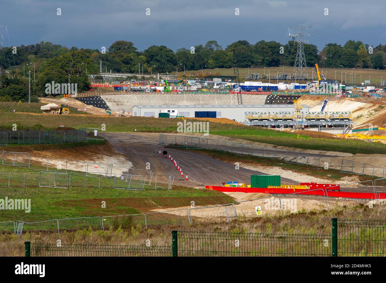 West Hyde, Hertfordshire, Royaume-Uni. 9 octobre 2020. Les travaux se poursuivent sur le site de construction du portail sud du tunnel de Chiltern HS2. Des tunnels de 10 km en direction du nord et du sud seront coupés sous terre à travers les Chilterns pour la nouvelle ligne de train à grande vitesse HS2 de Londres à Birmingham. Deux aléseuses de tunnel sont en construction en Allemagne pour HS2. HS2 met en péril 108 anciennes terres boisées, 693 sites fauniques et 33 ISRS. L'opposition à HS2 par les militants écologistes continue de croître. Crédit : Maureen McLean/Alay Banque D'Images