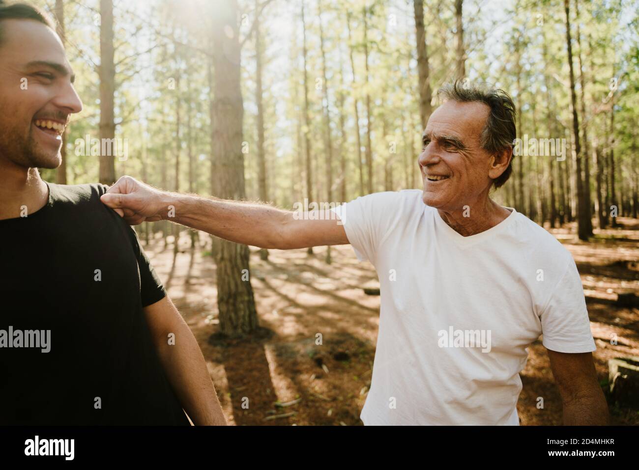 Les jeunes caucasiens sont heureux de passer du temps avec leur fils adulte bois sur une course Banque D'Images