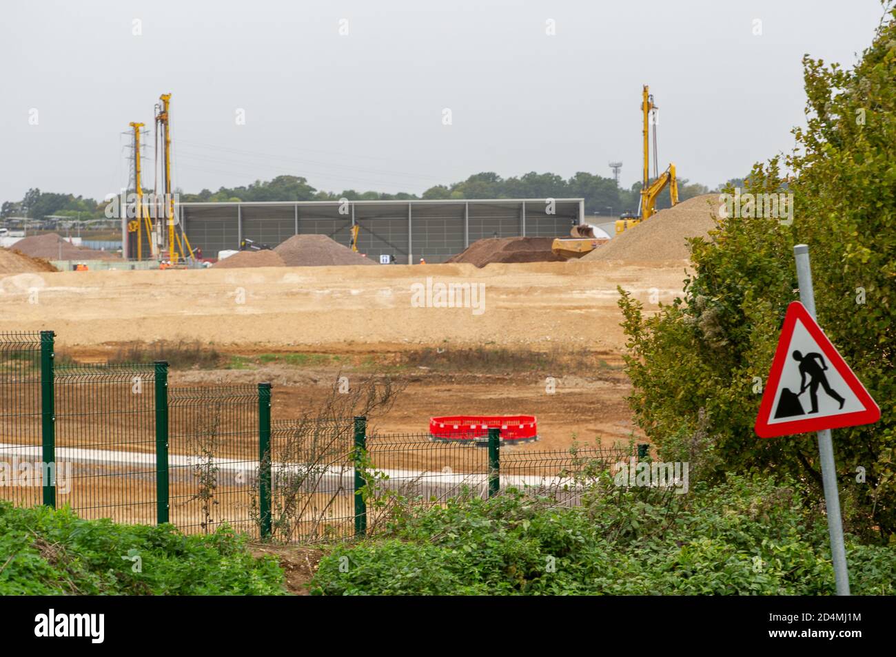 West Hyde, Hertfordshire, Royaume-Uni. 9 octobre 2020. Les travaux se poursuivent sur le site de construction du portail sud du tunnel de Chiltern HS2. Des tunnels de 10 km en direction du nord et du sud seront coupés sous terre à travers les Chilterns pour la nouvelle ligne de train à grande vitesse HS2 de Londres à Birmingham. Deux aléseuses de tunnel sont en construction en Allemagne pour HS2. HS2 met en péril 108 anciennes terres boisées, 693 sites fauniques et 33 ISRS. L'opposition à HS2 par les militants écologistes continue de croître. Crédit : Maureen McLean/Alay Banque D'Images