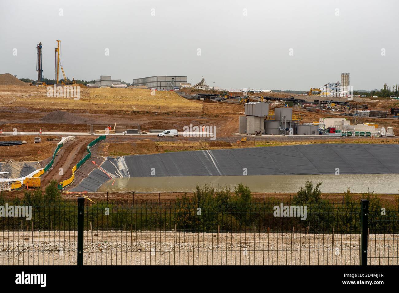 West Hyde, Hertfordshire, Royaume-Uni. 9 octobre 2020. Les travaux se poursuivent sur le site de construction du portail sud du tunnel de Chiltern HS2. Des tunnels de 10 km en direction du nord et du sud seront coupés sous terre à travers les Chilterns pour la nouvelle ligne de train à grande vitesse HS2 de Londres à Birmingham. Deux aléseuses de tunnel sont en construction en Allemagne pour HS2. HS2 met en péril 108 anciennes terres boisées, 693 sites fauniques et 33 ISRS. L'opposition à HS2 par les militants écologistes continue de croître. Crédit : Maureen McLean/Alay Banque D'Images