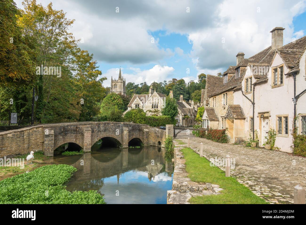 Vue sur le village et la rivière Bybrook, Castle Combe, Wiltshire, Angleterre, Royaume-Uni Banque D'Images
