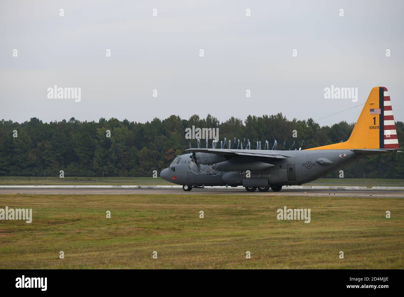 Les C-130 se préparent à partir de la base aérienne de Little Rock, Arkansas, le 8 octobre 2020, pour célébrer le 65e anniversaire de la première maison ouverte de la base. L'exposition des avions du patrimoine a rendu hommage aux Arkansans-fail locaux pour leur soutien inébranlable depuis 1955. (É.-U. Photo de la Force aérienne par Airman 1ère classe Mariam K. Springs) Banque D'Images