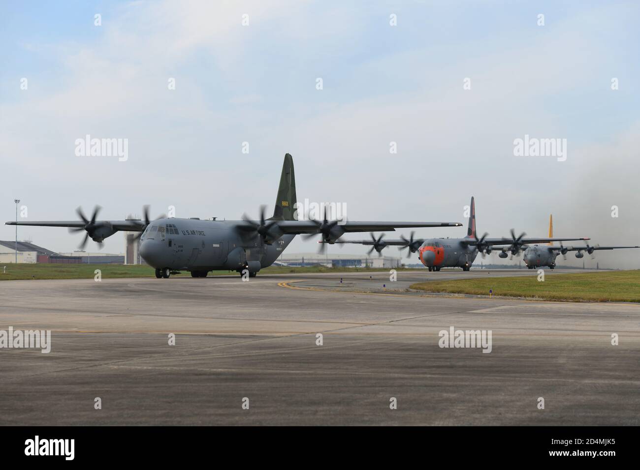 Les C-130 de la base aérienne de Little Rock survolent l'Arkansas, le 8 octobre 2020. L'examen aérien du 65e anniversaire a été un hommage collaboratif pour reconnaître la communauté locale pour son soutien et son partenariat avec la base. (É.-U. Photo de la Force aérienne par Airman 1ère classe Mariam K. Springs) Banque D'Images