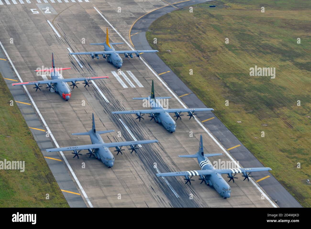 Les C-130 de la base aérienne de Little Rock survolent l'Arkansas, le 8 octobre 2020. L'examen aérien du 65e anniversaire a été un hommage collaboratif pour reconnaître la communauté locale pour son soutien et son partenariat avec la base. (É.-U. Photo de la Force aérienne par le sergent d'état-major. Jeremy McGuffin) Banque D'Images
