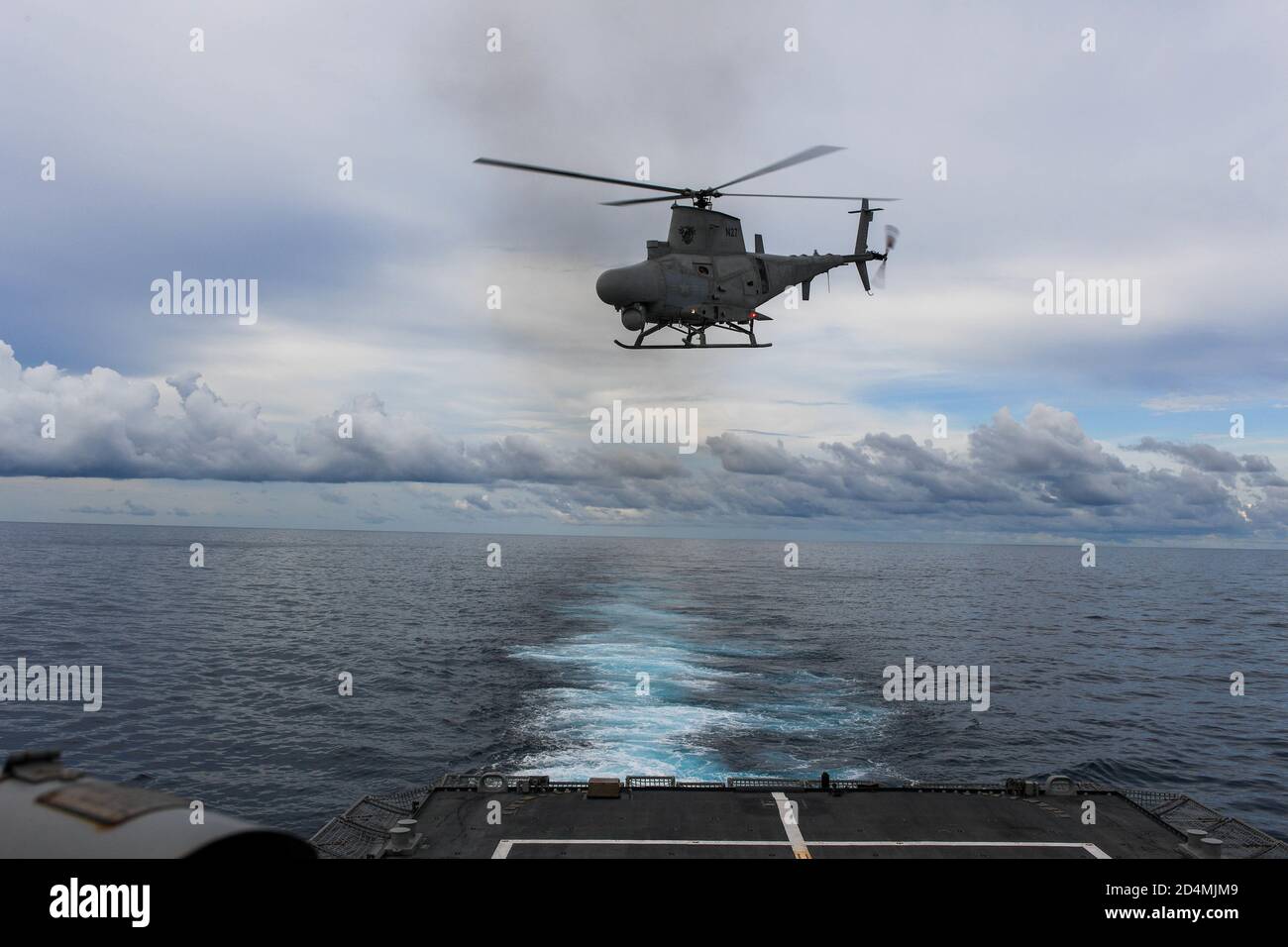 201008-N-YD864-2064 MER DES CARAÏBES (OCT 8, 2020) - un MQ-8B « scout de feu » affecté à l'Escadron d'hélicoptères 22 dévolte du pont de vol du navire de combat littoral Freedom-variant USS Sioux City (LCS 11), le 8 octobre 2020. Sioux City est déployée dans la zone d'opérations de la 4e flotte des États-Unis pour appuyer la mission de la Force opérationnelle interagences conjointe Sud, qui comprend la lutte contre le trafic illicite de drogues dans les Caraïbes et le Pacifique oriental. (É.-U. Photo de la marine par le Matelot de 1re classe Juel Foster/publié) Banque D'Images