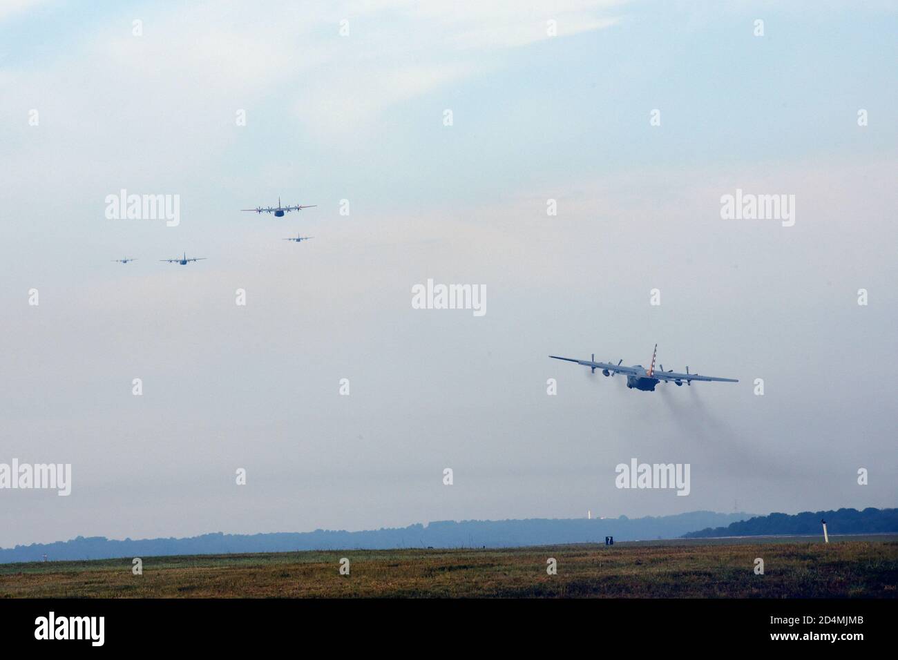 Décollage du C-130 de la base aérienne de Little Rock, Arkansas, le 8 octobre 2020, pour célébrer le 65e anniversaire de la première maison ouverte de la base. L'exposition des avions du patrimoine a rendu hommage aux Arkansans-fail locaux pour leur soutien inébranlable depuis 1955. (É.-U. Photo de la Force aérienne par le 1er lieutenant Jessica Cichetto) Banque D'Images