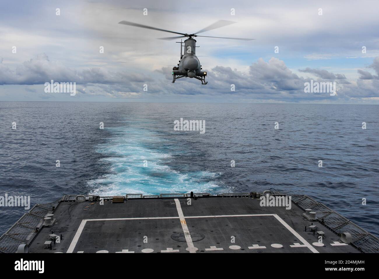 201008-N-YD864-2061 MER DES CARAÏBES (OCT 8, 2020) - un MQ-8B « scout de feu » affecté à l'Escadron d'hélicoptères 22 prend le décollage du pont de vol du navire de combat littoral Freedom-variant USS Sioux City (LCS 11) le 8 octobre 2020. Sioux City est déployée dans la zone d'opérations de la 4e flotte des États-Unis pour appuyer la mission de la Force opérationnelle interagences conjointe Sud, qui comprend la lutte contre le trafic illicite de drogues dans les Caraïbes et le Pacifique oriental. (É.-U. Photo de la marine par le Matelot de 1re classe Juel Foster/publié) Banque D'Images
