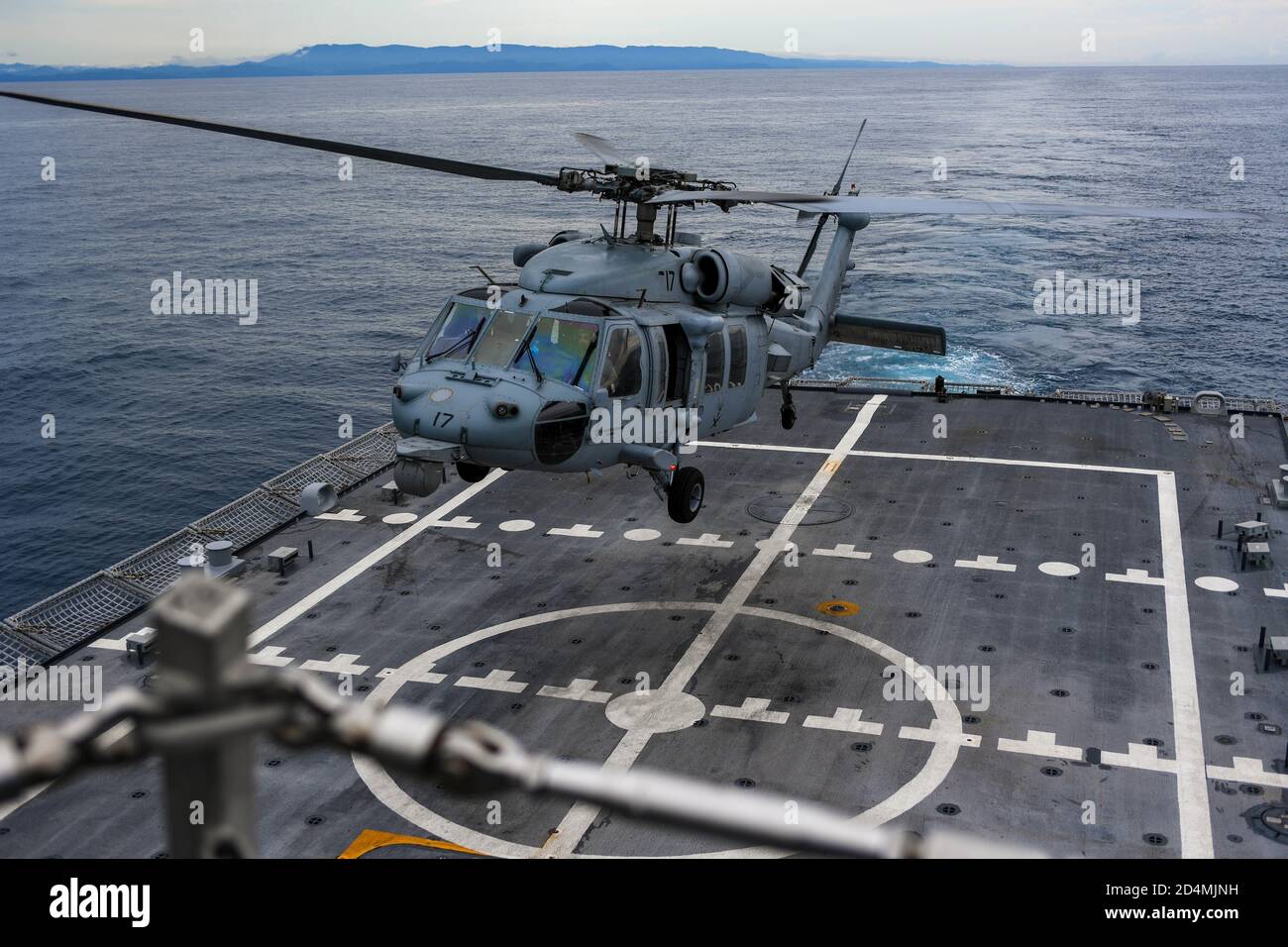 201008-N-YD864-2014 MER DES CARAÏBES (OCT 8, 2020) - un hélicoptère MH-60S 'sea Hawk' affecté aux "Chevaliers de mer" de l'escadron 22 de l'hélicoptère prend son décollage du pont de vol du navire de combat littoral Freedom-variant USS Sioux City (LCS 11), le 8 octobre 2020. Sioux City est déployée dans la zone d'opérations de la 4e flotte des États-Unis pour appuyer la mission de la Force opérationnelle interagences conjointe Sud, qui comprend la lutte contre le trafic illicite de drogues dans les Caraïbes et le Pacifique oriental. (É.-U. Photo de la marine par le Matelot de 1re classe Juel Foster/publié) Banque D'Images