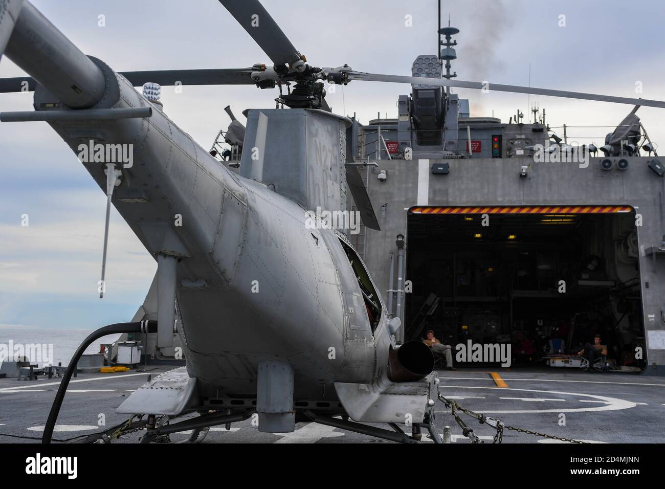 201008-N-YD864-2037 MER DES CARAÏBES (OCT 8, 2020) - un MQ-8B « scout de feu » affecté au Escadron d'hélicoptères 22 repose sur le pont de vol du navire de combat littoral Freedom-variant USS Sioux City (LCS 11), le 8 octobre 2020. Sioux City est déployée dans la zone d'opérations de la 4e flotte des États-Unis pour appuyer la mission de la Force opérationnelle interagences conjointe Sud, qui comprend la lutte contre le trafic illicite de drogues dans les Caraïbes et le Pacifique oriental. (É.-U. Photo de la marine par le Matelot de 1re classe Juel Foster/publié) Banque D'Images