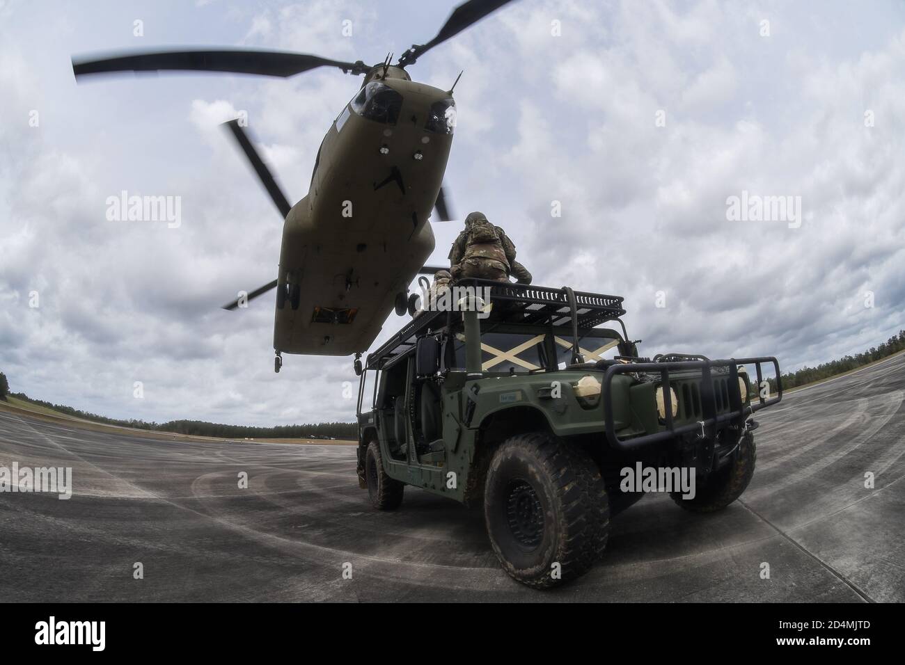 Soldats de la Garde nationale de l'armée américaine avec le 2-238e Bataillon de l'aviation de soutien général (GSAB), Garde nationale de Caroline du Sud, Et les aviateurs de la Garde nationale aérienne américaine, avec le 123e Groupe d'intervention en cas d'urgence (GCR), de la Garde nationale du Kentucky, effectuent une formation de chargement de harnais au cours de Patriot South 2020 au Camp Shelby et au Centre d'entraînement de préparation au combat de Gulfport, Mils, 2 mars 2020. Le 123e CRG est une unité autonome, rapidement déployable, spécialisée dans les opérations de terrain d'aviation dans l'environnement expéditionnaire, ainsi que dans les missions humanitaires et d'intervention d'urgence. PATRIOT est une tra d'intervention en cas de catastrophe des opérations nationales Banque D'Images