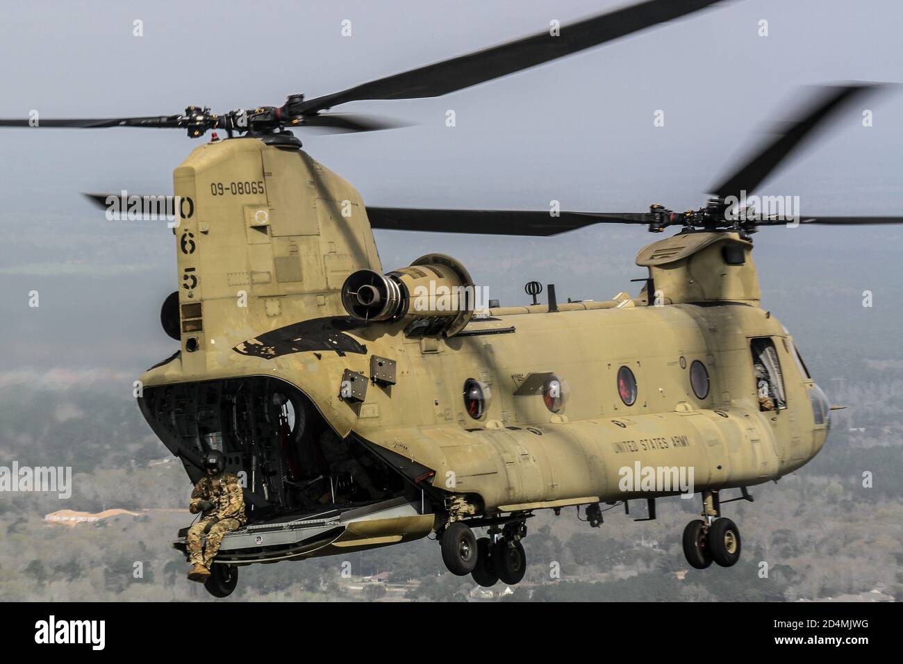 Soldats de la Garde nationale de l'armée américaine avec le 2-238e Bataillon de l'aviation de soutien général (GSAB), Garde nationale de Caroline du Sud, Et les aviateurs de la Garde nationale aérienne américaine, avec le 123e Groupe d'intervention en cas d'urgence (GCR), de la Garde nationale du Kentucky, effectuent une formation de chargement de harnais au cours de Patriot South 2020 au Camp Shelby et au Centre d'entraînement de préparation au combat de Gulfport, Mils, 2 mars 2020. Le 123e CRG est une unité autonome, rapidement déployable, spécialisée dans les opérations de terrain d'aviation dans l'environnement expéditionnaire, ainsi que dans les missions humanitaires et d'intervention d'urgence. PATRIOT est une tra d'intervention en cas de catastrophe des opérations nationales Banque D'Images