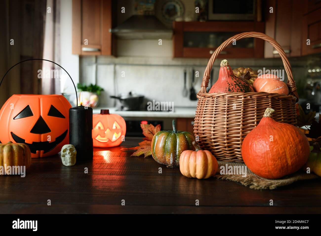 Fête d'Halloween avec citrouilles sur table et cuisine floue comme toile de fond. Banque D'Images