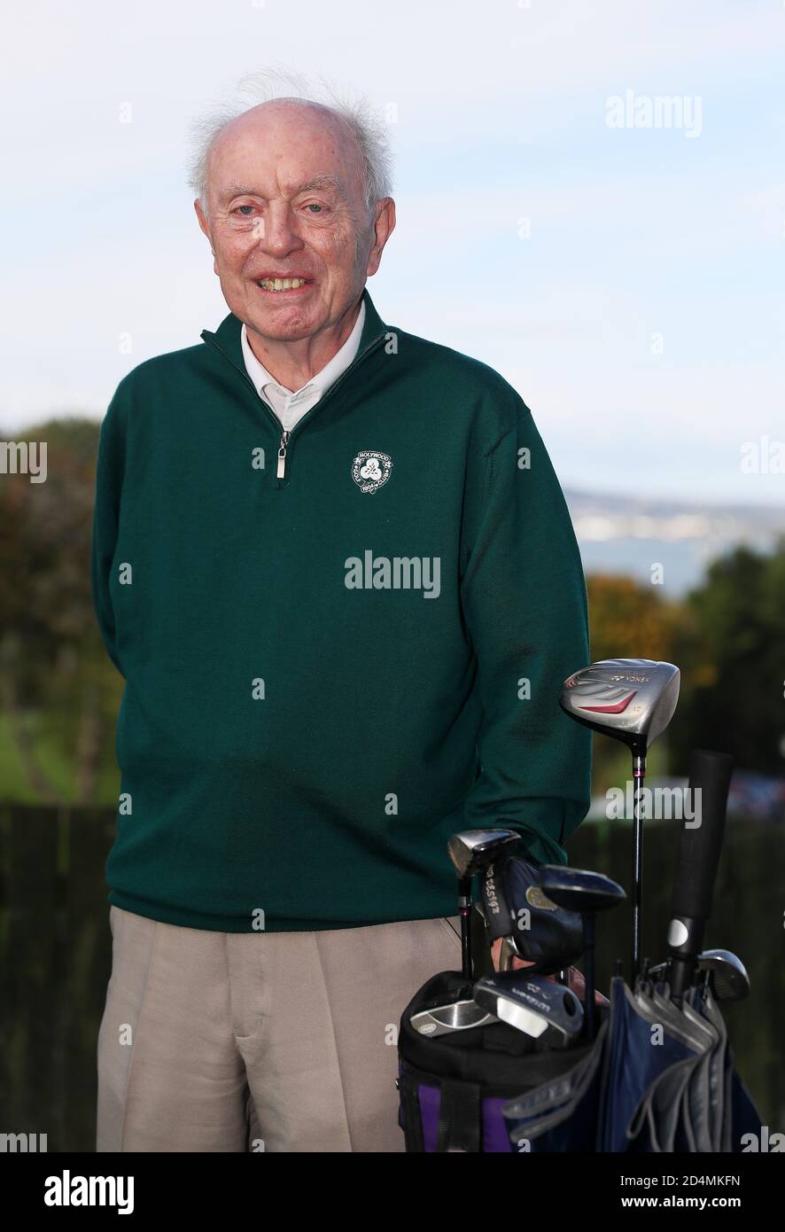 Eddie Harper, ancien Conventeur junior au Hollywood Golf Club, Co. Down, qui a reçu la Médaille de l'Empire britannique (BEM) pour ses services au Junior Golf en Irlande du Nord dans la liste des honneurs d'anniversaire de la Reine, sur la première boîte à tee du club. Banque D'Images