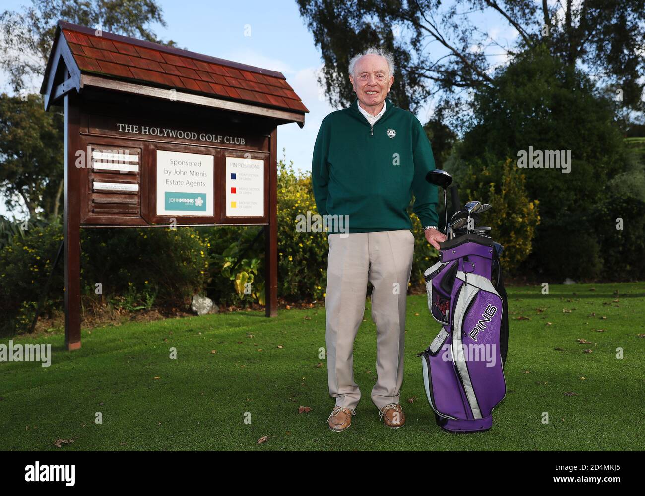 Eddie Harper, ancien Conventeur junior au Hollywood Golf Club, Co. Down, qui a reçu la Médaille de l'Empire britannique (BEM) pour ses services au Junior Golf en Irlande du Nord dans la liste des honneurs d'anniversaire de la Reine, sur la première boîte à tee du club. Banque D'Images
