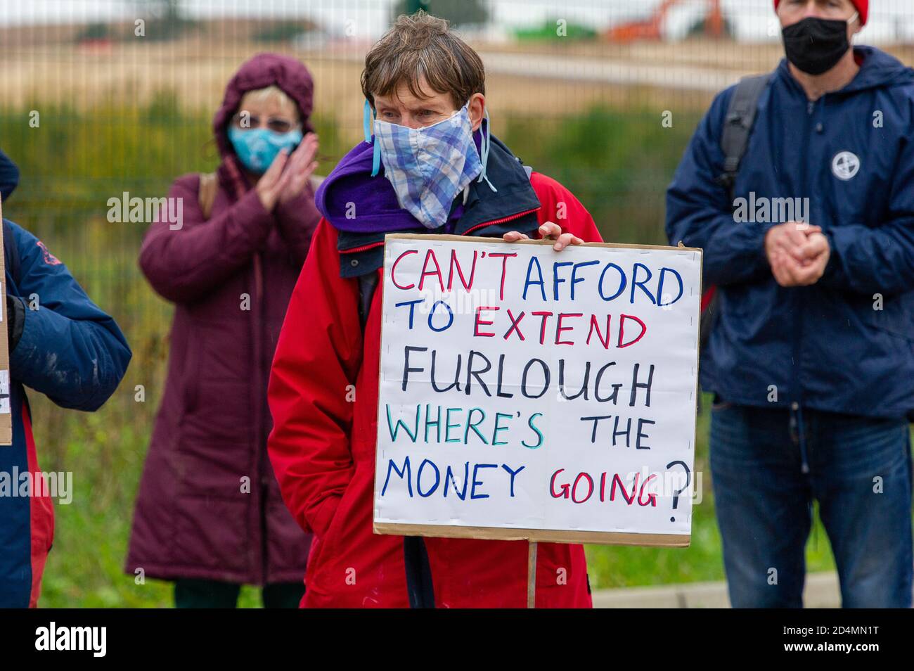 West Hyde, Hertfordshire, Royaume-Uni. 9 octobre 2020. HS2 rébellion et extinction des activistes environnementaux de la rébellion ont bloqué toutes les entrées du chantier HS2 de 135 hectares aujourd'hui à West Hyde pour protester contre l'impact environnemental de la liaison ferroviaire à grande vitesse HS2. Certains des manifestants ont vu leurs bras enfermés dans des tuyaux tandis que d'autres pendaient de hautes structures de balises en bambou. Ils envoyaient à Boris Johnson un message d'actes et non de paroles sur ses propres mots : « l'extinction est pour toujours, donc notre action doit être immédiate ». Crédit : Maureen McLean/Alay Banque D'Images