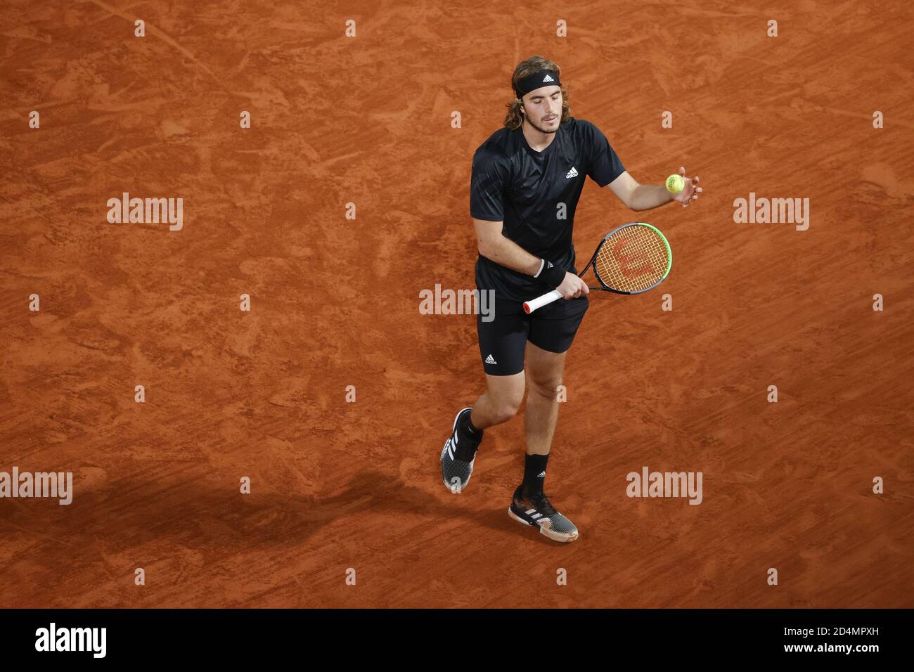 Tefanos TSITSIPAS (GRE) dernier ballon à servir pendant le Roland Garros 2020, Grand Chelem tournoi de tennis, le 9 octobre 2020 au stade Roland Garros i Banque D'Images