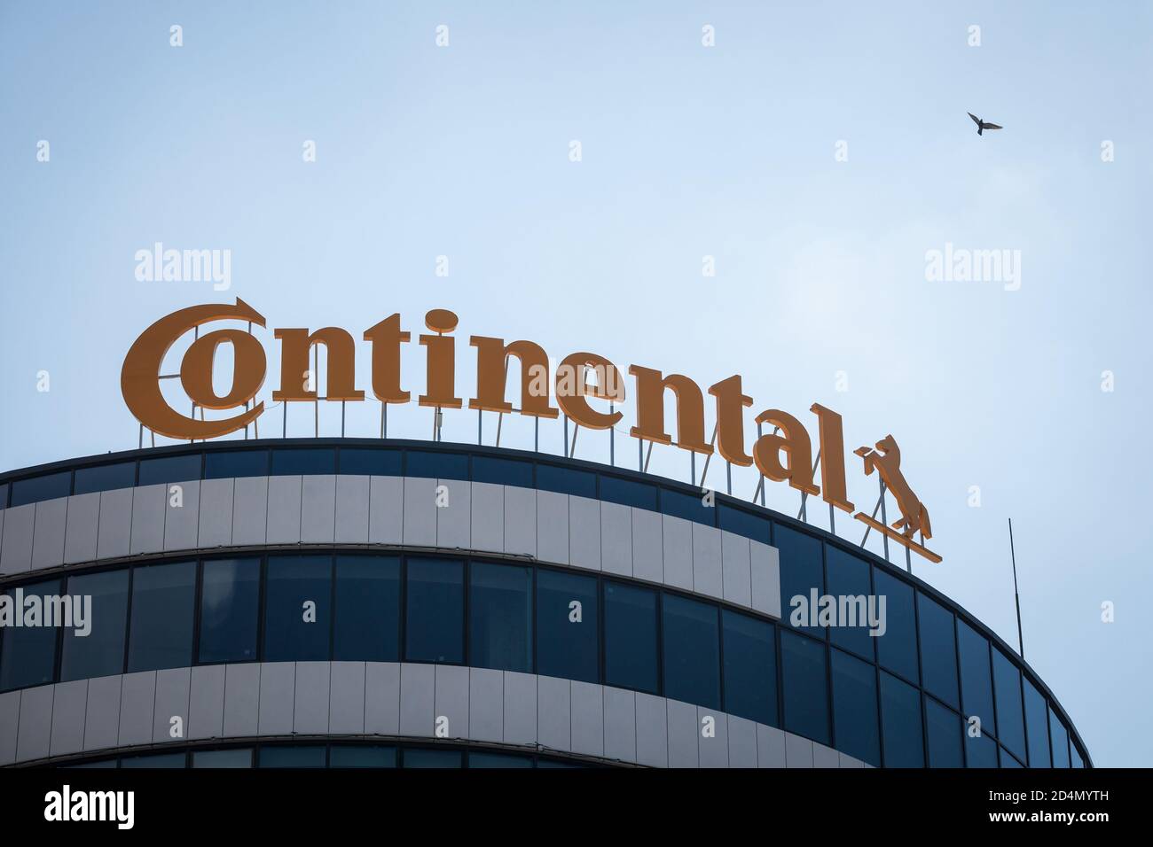 NOVI SAD, SERBIE - 9 AOÛT 2020 : logo continental sur leur bureau principal pour Novi Sad. Continental est une société allemande spécialisée dans les pneus et OT Banque D'Images
