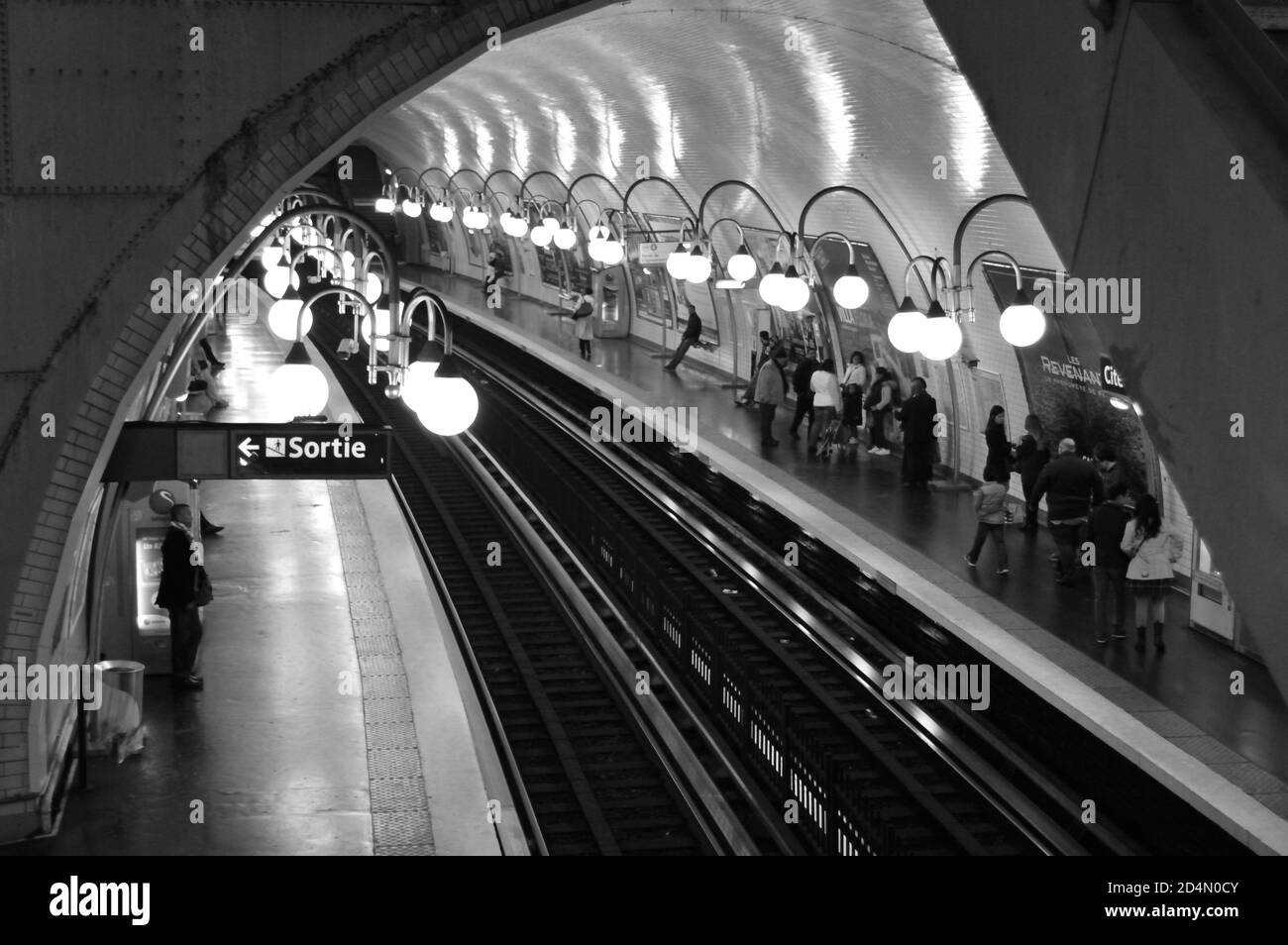 Paris noir et blanc métro Banque de photographies et d’images à haute ...