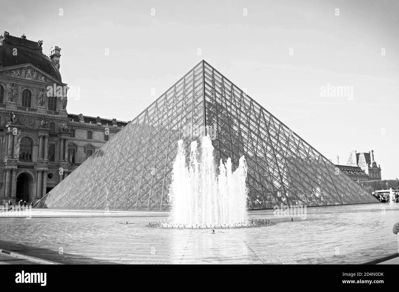 Pyramide du Louvre Banque D'Images
