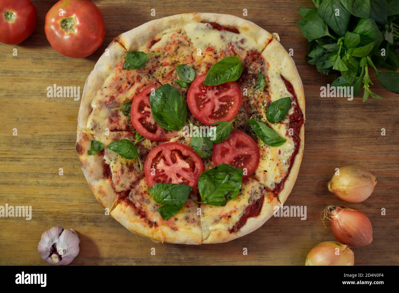 pizza à la tomate, au basilic, à la mozzarella, à la maison Banque D'Images