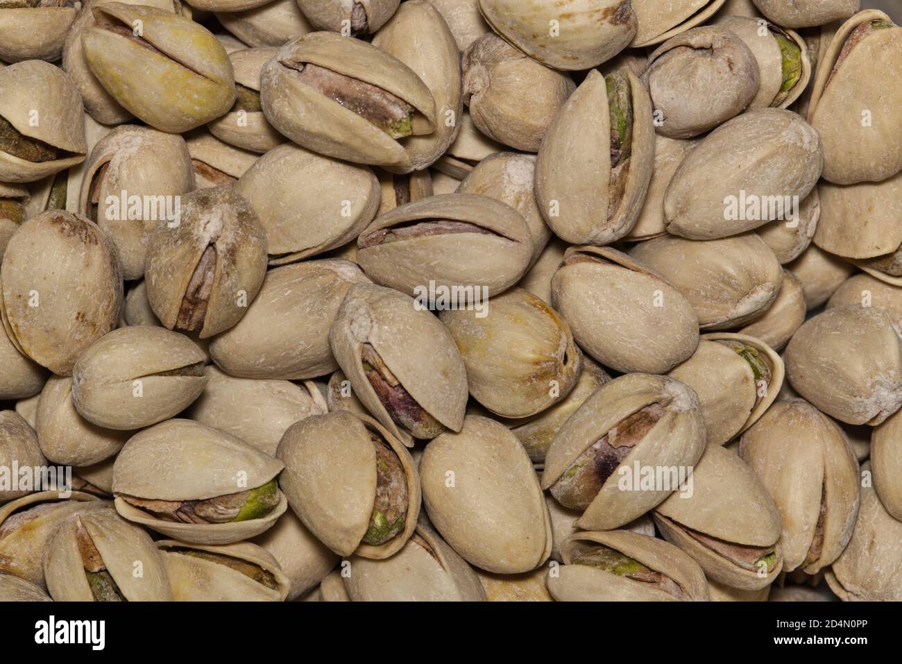 Image macro de pistaches éparpillées. Les arbres sont originaires de l'Asie et du Moyen-Orient. Banque D'Images