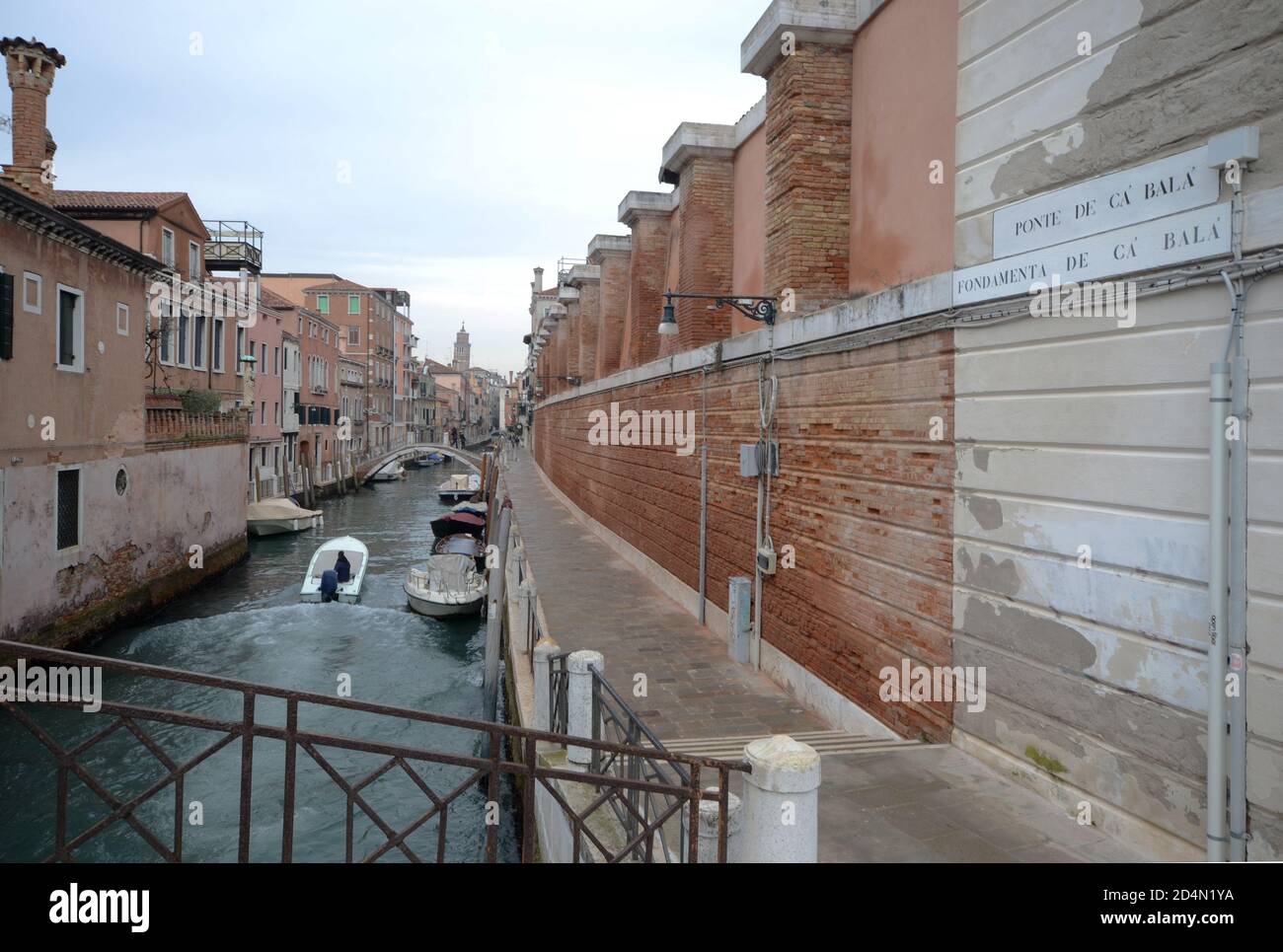 Aperçu inconnu de la ville de Venise sur un gris jour à la fin de l'hiver Banque D'Images