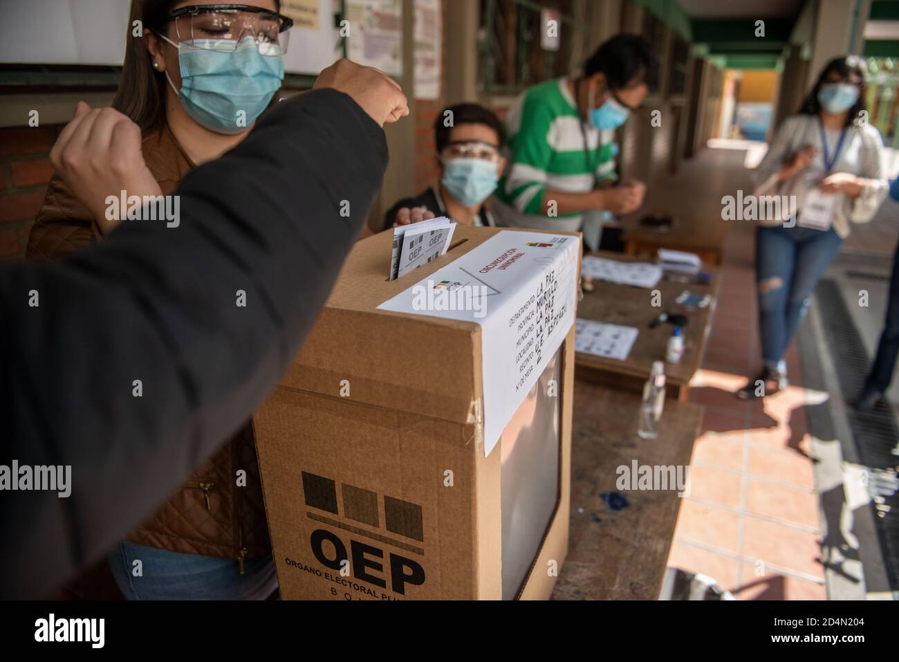 La Paz, Bolivie. 9 octobre 2020. Une femme participant à une simulation de vote projette son bulletin dans une école qui servira de lieu de vote. L'élection se tiendra le 18 octobre 2020, presque exactement un an après la dernière controversée qui a conduit à une grave crise politique en Bolivie et à la démission forcée de l'ancien président Evo Morales. Credit: Radoslaw Czajkowski/ Alamy Live News Banque D'Images