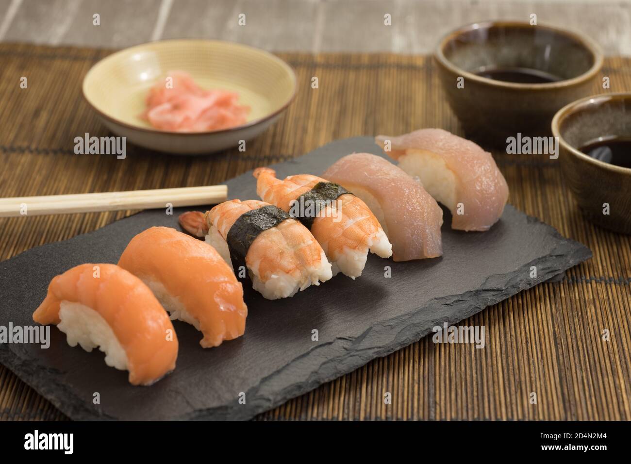 Gros plan de nigiris de saumon sur une planche Banque D'Images Gros plan de nigiris de saumon sur une planche Banque D'Images