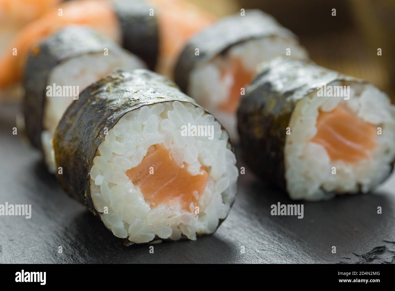 Gros plan de petits pains à sushis et de nigiris de saumon sur un carte Banque D'Images Gros plan de petits pains à sushis et de nigiris de saumon sur un carte Banque D'Images