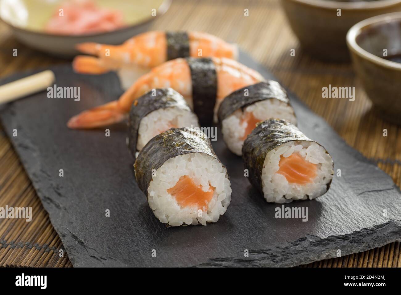 Gros plan de petits pains à sushis et de nigiris de saumon sur un carte Banque D'Images Gros plan de petits pains à sushis et de nigiris de saumon sur un carte Banque D'Images