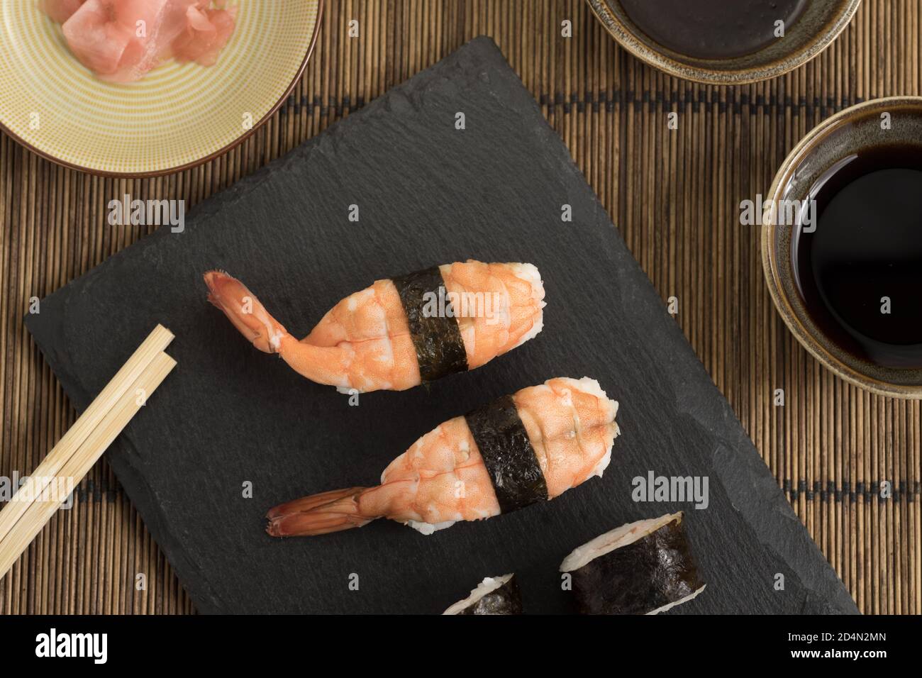 Déposer une dose de nigiris de saumon sur une planche Banque D'Images Déposer une dose de nigiris de saumon sur une planche Banque D'Images