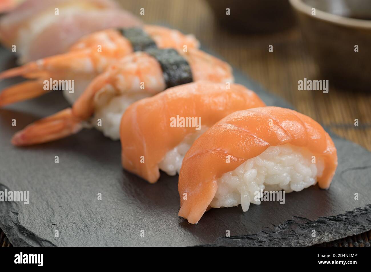 Gros plan de nigiris de saumon sur une planche Banque D'Images Gros plan de nigiris de saumon sur une planche Banque D'Images