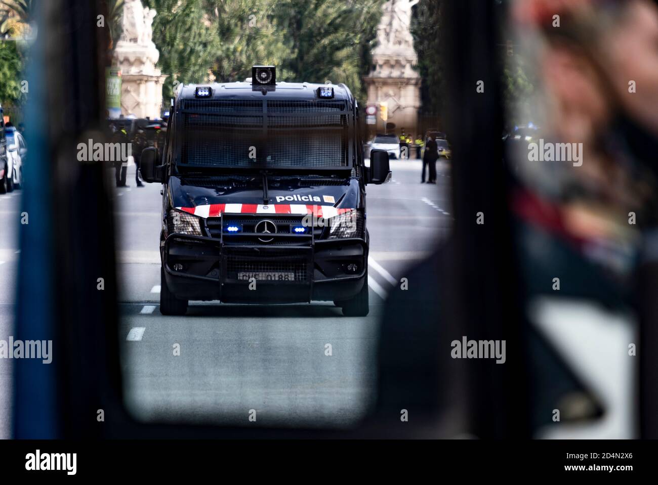 Barcelone, Espagne. 09e octobre 2020. Des policiers de Mossos d'Esquadra sont vus en garde contre l'Estación de Francia (gare de France).des sympathisants anti-monarchiques pour l'indépendance de la Catalogne se sont réunis devant l'Estación de Francia (gare de France) En raison de la visite du roi d'Espagne Felipe VI qui était accompagné par le Président du Gouvernement espagnol Pedro Sanchez, ont assisté à la cérémonie DE remise des prix BNEW. Crédit : SOPA Images Limited/Alamy Live News Banque D'Images