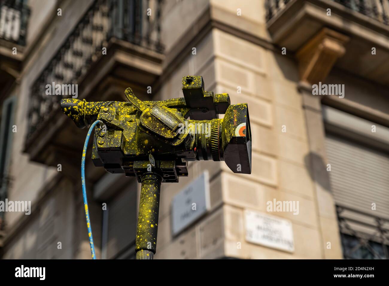 Barcelone, Espagne. 09e octobre 2020. La caméra vidéo de la télévision locale BTV est tachée de poudre colorée.des sympathisants anti-monarchiques pour l'indépendance de la Catalogne se sont réunis en face de l'Estación de Francia (gare de France) En raison de la visite du roi d'Espagne Felipe VI qui était accompagné par le Président du Gouvernement espagnol Pedro Sanchez, ont assisté à la cérémonie DE remise des prix BNEW. Crédit : SOPA Images Limited/Alamy Live News Banque D'Images