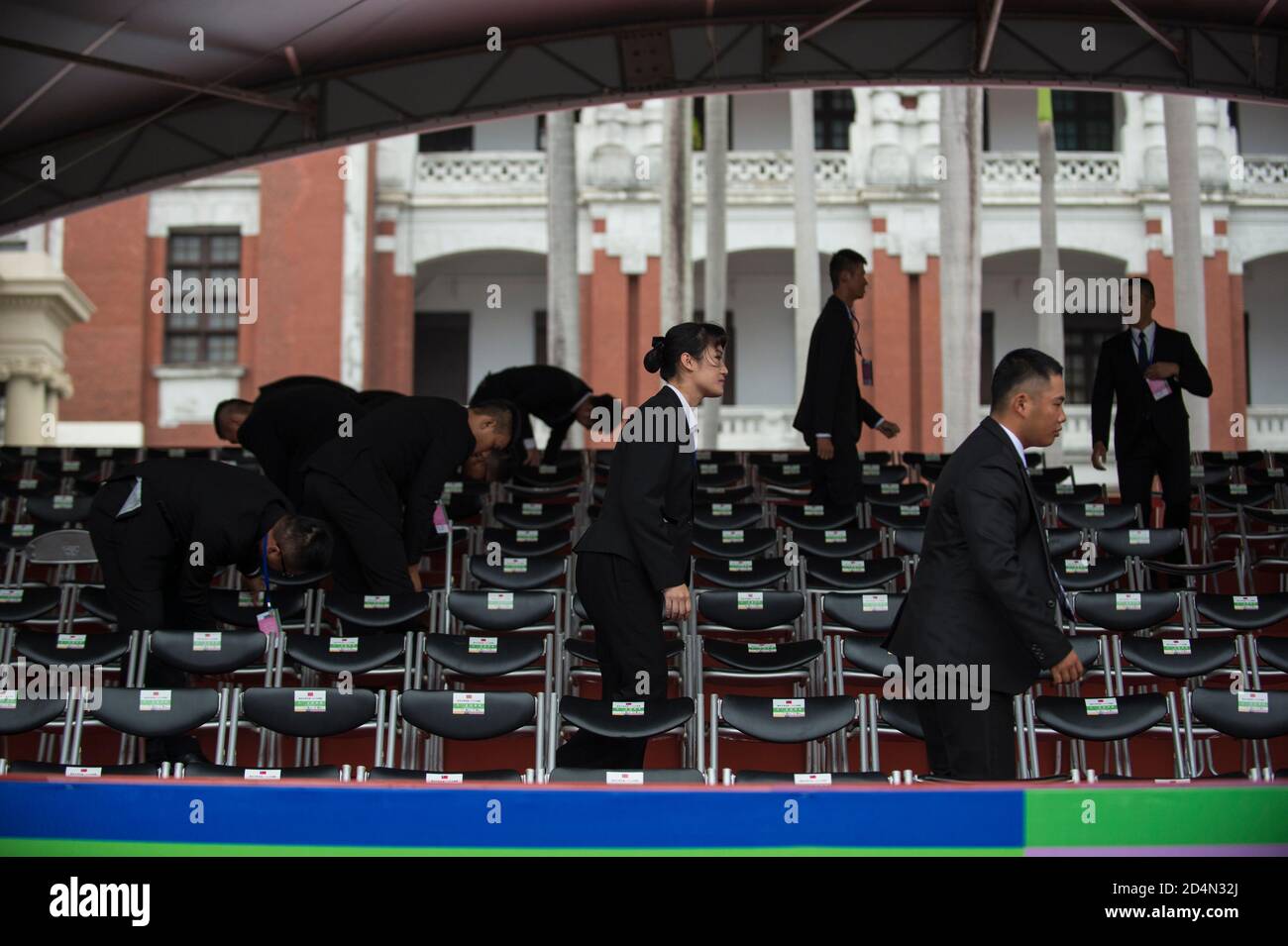 Les serveurs servant les agents ont vu préparer des sièges pendant les répétitions de la célébration de la double dixième journée nationale au boulevard Ketagalan. Crédit : SOPA Images Limited/Alamy Live News Banque D'Images