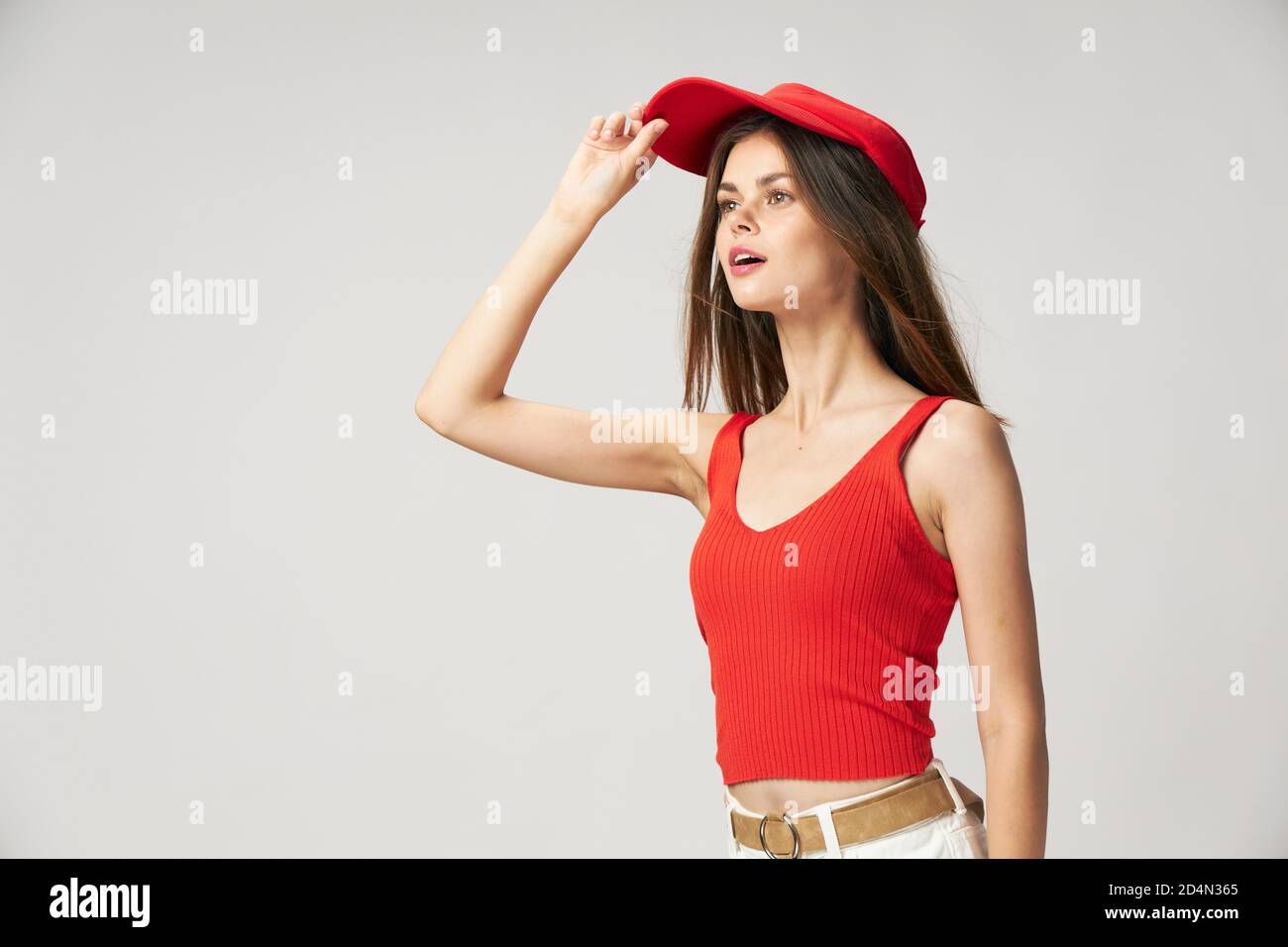Femme regardant dans la distance casquette rouge sur la tête t-shirt  émotions en bouche ouverte Photo Stock - Alamy